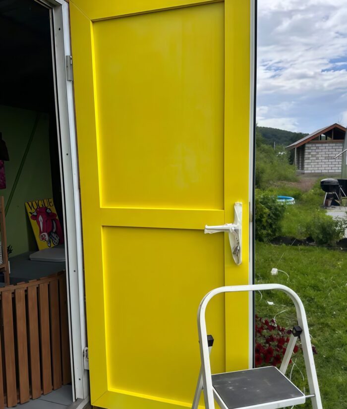 Почему краска липнет после высыхания и как это исправить