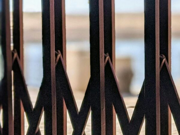 Металлический забор после подготовки поверхности перед покраской