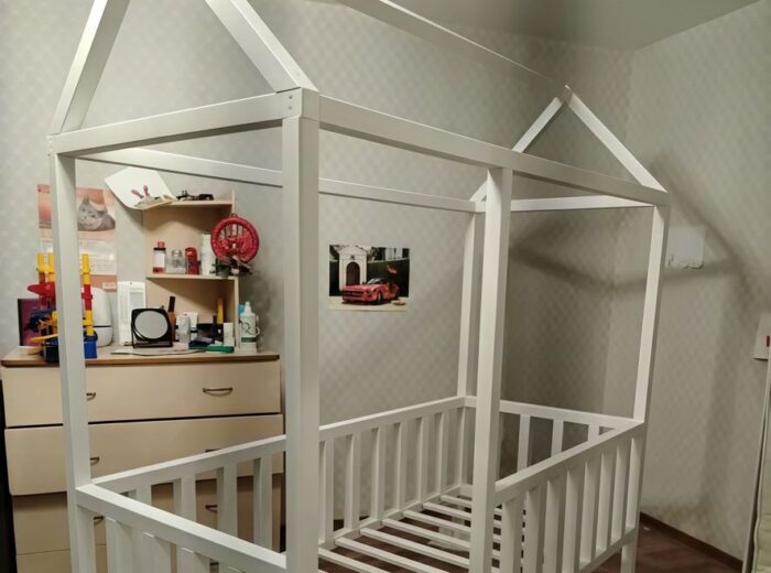 Как выбрать безопасную и долговечную краску для детской комнаты