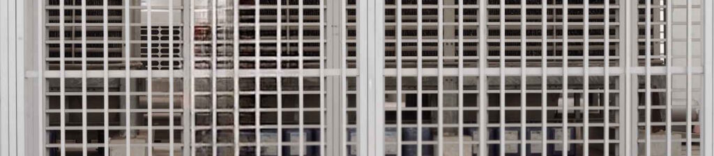 Краски по металлу для забора, ворот и профнастила: как выбрать без переплаты