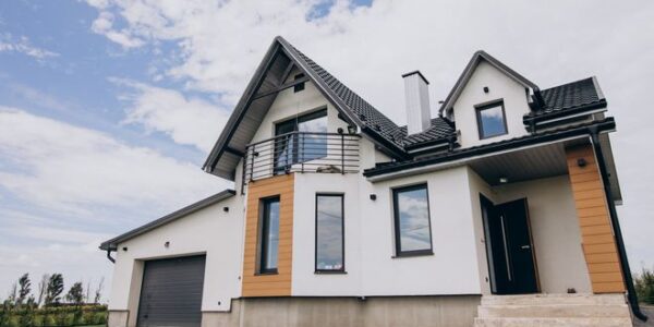 Как выбрать краску для фасада дома: полное руководство