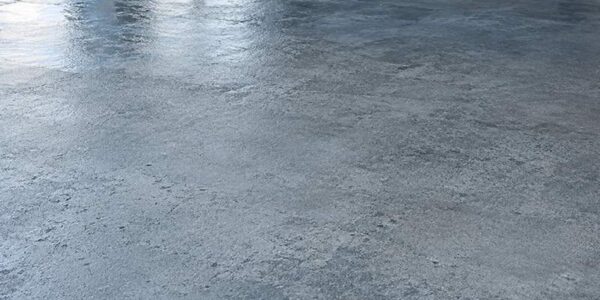 Влажная и высохшая грунтованная поверхность бетонного пола