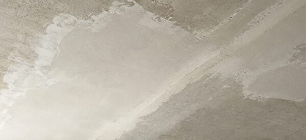 Участки шпаклёвки и штукатурки с разной фактурой на потолке