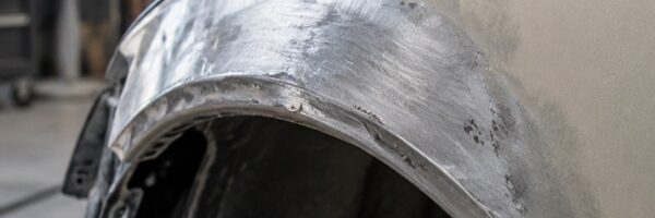 Этапы восстановления повреждённого металлического крыла автомобиля перед окраской